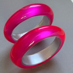 Pair of VINTAGE Iridescent Hot Pink Lucite Bangle Bracelets Round (7-1/2")